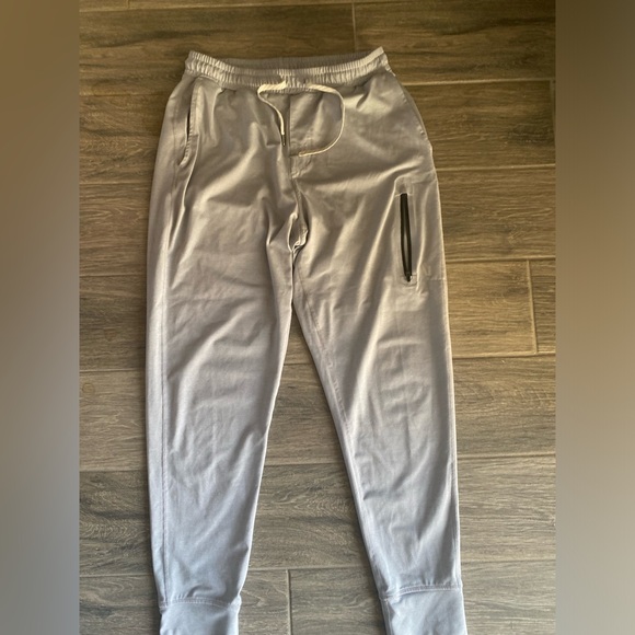 Vuori Other - Gray Jogger Pants with Zipper Pocket men’s size medium Vuori